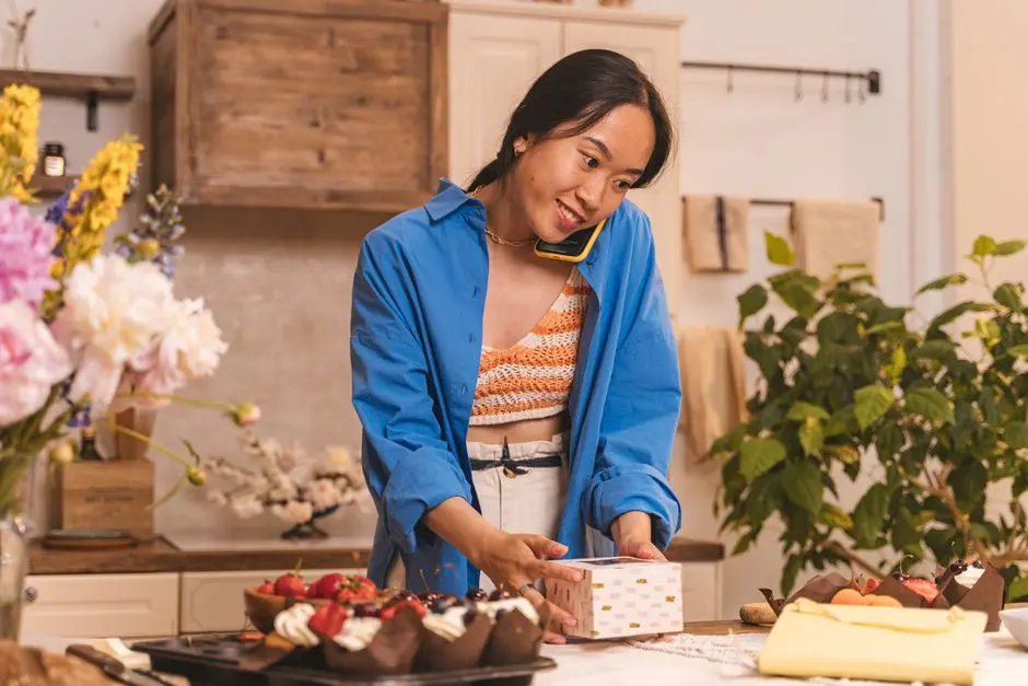 Kue tradisional lokal dalam kotak kemasan oleh-oleh