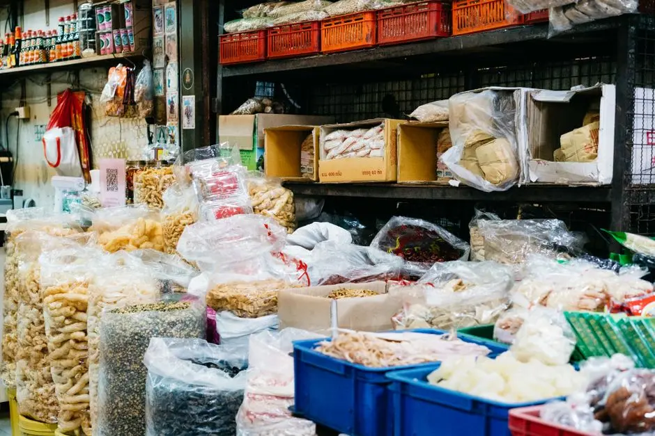 Susunan oleh-oleh makanan khas lokal dalam kardus perjalanan